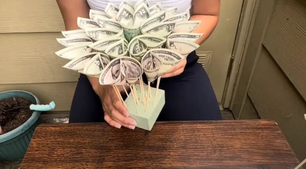 Ramo Buchón With Money [Ramo Buchon Con Dinero]